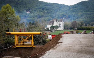 La justice vient d'ordonner la démolition du chantier de la déviation de Beynac, en Dordogne. Photo by THIBAUD MORITZ / AFP)