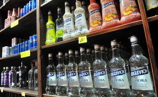 Des bouteilles de vodka dans un magasin d'alcool (illustration)