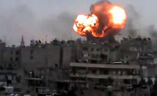 L'armée syrienne bombardait vendredi plusieurs quartiers de la ville de Homs où sont encore retranchés des rebelles, et intensifiait ses assauts dans la province d'Idleb en incendiant des maisons, selon l'Observatoire syrien des droits de l'Homme (OSDH).