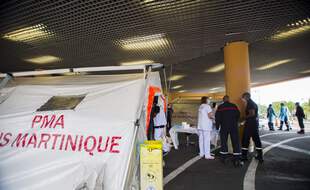 Des soignants luttent contre la propagation du coronavirus en Martinique, le 30 juillet 2021.