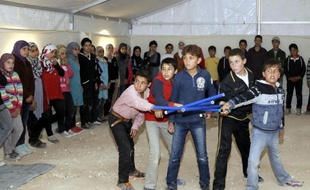 Des enfants syriens répètent "Le roi Lear", l'une des grandes tragédies de Shakespeare, dans un camp de réfugiés en Jordanie, le 8 mars 2014