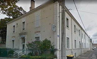 L'homme a demandé à utiliser les toilettes du centre des finances publiques avant de s'y suicider avec une arme de poing.