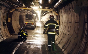 Des ouvriers dans le tunnel sous la Manche côté français en 2007.