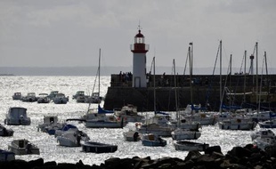 Le phare du port d'Erquy, dans les Côtes d'Armor, le 10 août 2014