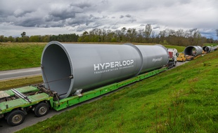Les premiers tronçons de la piste d'essai d'Hyperloop TT sont arrivés à Francazal, au sud de Toulouse.