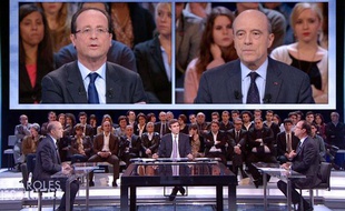 Le candidat socialiste à la présidentielle, François Hollande, débat avec le ministre des Affaires Etrangères, Alain Juppé, dans l'émission «Des paroles et des actes» sur France 2, le 26 janvier 2012.