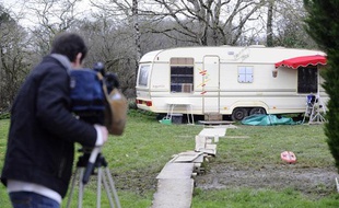 Un cameraman filme, le 24 janvier 2011 à Arthon-en-Retz, une caravanne dans le jardin du domicile où a été interpellé Tony Meilhon, le principal suspect aux yeux de la justice, dans l'affaire de la disparition de la jeune Laetitia Perrais.