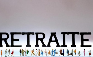 Des figurines représentant des salariés à côté du mot retraite