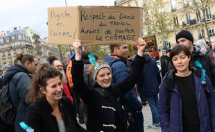 Des pigistes manifestant pour le respect du droit du travail et contre la retraite par points en décembre 2019.