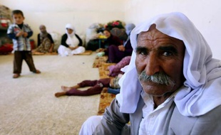 Une famille yazidie qui a fui la violence de son village de Sinjar en Irak, réfugiée dans une école au Kurdistan, le 5 août 2014