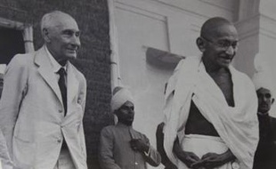 Le propriétaire américain des lunettes ayant appartenu au Mahatma Gandhi a annoncé jeudi qu'il acceptait de les donner à l'Inde, mais la vente aux enchères controversée semblait maintenue après le refus par New Delhi de cet accord de dernière minute.