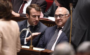 Le ministre de l'Economie Emmanuel Macron et le ministre des Finances Michel Sapin à l'Assemblée nationale le 15 octobre 2014 à Paris