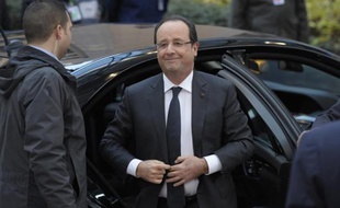 Le président français François Hollande a appelé l'Europe à soutenir financièrement les opérations militaires françaises en Afrique, à son arrivée jeudi au sommet européen de Bruxelles.