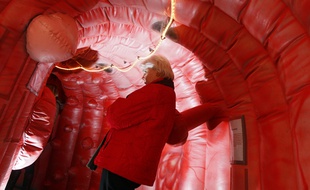 Lille, le 17 novembre 2011. Un colon gonflable géant est utilisé pour sensibiliser le public au dépistage du cancer colo-rectal.