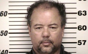 Ariel Castro, inculpé pour avoir séquestré et violé trois femmes pendant une dizaine d'années dans sa maison de Cleveland, est bien le père d'une fillette née en captivité, ont confirmé vendredi les autorités, la fille du suspect confiant vivre un "film d'horreur".
