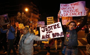 Des manifestants demandent justice pour Michael Brown au cours d'un rassemblement à Ferguson le 4 octobre 2014
