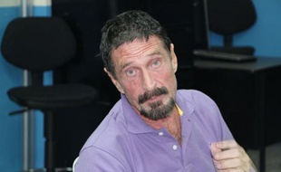 John McAfee, fondateur et ex-patron américain de la société éponyme de sécurité informatique recherché par le Belize dans le cadre d'une enquête sur un meurtre, a été arrêté mercredi par la police guatémaltèque en raison de son entrée irrégulière dans le pays où il venait de solliciter l'asile politique, selon la police.