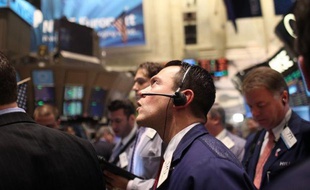 La Bourse de New York a ouvert en léger repli mardi, après le week-end prolongé de Noël et la publication d'un indicateur immobilier décevant aux Etats-Unis: le Dow Jones perdait 0,14% et le Nasdaq 0,30%.