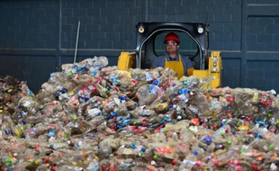 Très peu de produits en plastique sont recyclés rapportent les scientifiques. Ici, une usine de recyclage à Toluca dans l'état de Mexico le 27 avril 2016