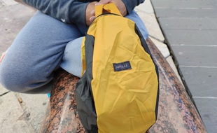 Un kit de survie distribué à une personne sans-abri