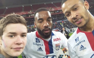 A 15 ans, Tom a pu poser en plein match dimanche avec Lacazette, Memphis... et une personne de la sécurité du Parc OL en arrière-pla.