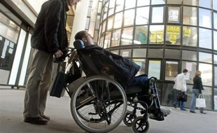 Plusieurs étudiants handicapés ont été privés de rentrée universitaire lundi sur le campus de Tours, en raison de l'absence d'auxilliaires de vie universitaire pour les aider, a-t-on appris auprès de l'association Handicap Conseil.