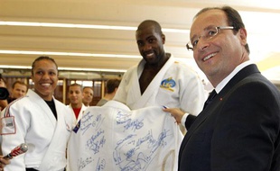 Le président François Hollande en compagnie des judokas Lucie Decosse et Teddy Riner, le 16 juillet 2012, à l'Insep.