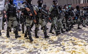 Des policiers repoussant des manifestants à Hong Kong le 1er juillet 2020.