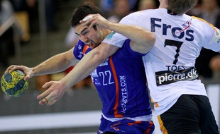 Le handballeur de Montpellier, Nikola Karabatic (en bleu) lors d'un match de Ligue des champions face à Kolding, le 10 mars 2010.