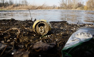 Des déchets en bord de Garonne.