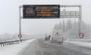 Le verglas et la neige qui tombe depuis lundi matin n'ont pas occasionné de perturbations majeures en fin de matinée dans les 27 départements du nord de la France placés en vigilance orange par Météo France.