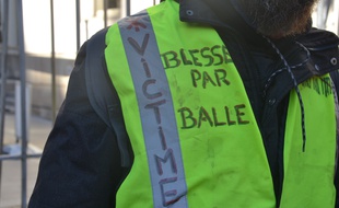 "Blessé par balle", a indiqué Yvan, sur son gilet jaune.
