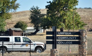 L'entrée du campus à Roseburg, dans l'Oregon, le 2 octobre 2015 au lendemain d'une fusillade qui a fait 10 morts dont le tueur