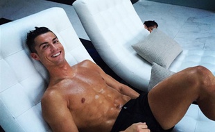 Cristiano Ronaldo pose torse nu sur Instagram.