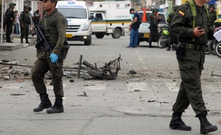 Un attentat à la bombe attribué aux Farc a fait jeudi au moins un mort et 25 blessés dans l'ouest de la Colombie, au lendemain de la fin de la trêve observée par la guérilla, ont annoncé les autorités locales.