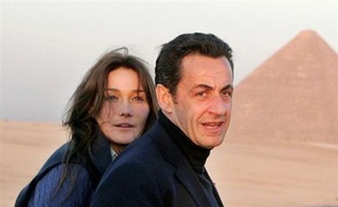 Nicolas Sarkozy a souhaité la fin des 35 heures en 2008 et laissé entendre qu'il pourrait épouser Carla Bruni, affichant une volonté de réforme et de rupture intacte, lors d'une conférence de presse-fleuve mardi à l'Elysée.