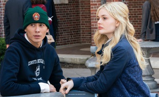 Evan Mock et Emily Alyn Lind dans la nouvelle série « Gossip Girl ».