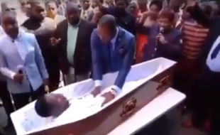 Le pasteur Alph Lukau en train de «ressusciter» un homme mort...