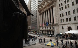 La Bourse de New York évoluait en légère hausse lundi matin, suspendue aux développements en Italie, pays qui focalise désormais toute l'attention dans le dossier de la crise européenne de la dette: le Dow Jones prenait 0,44% et le Nasdaq 0,18%