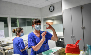 Le gouvernement envisage désormais de rendre obligatoire la vaccination pour les personnels soignants à l'hôpital et dans les Ehpad.