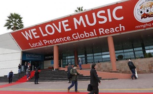 Devant l'entrée du Midem (Marché international du disque et de l'édition musicale), au Palais des Festivals, à Cannes le 1er février 2014