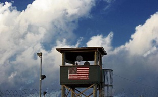 Les Etats-Unis se sont dits prêts jeudi à discuter avec les talibans afghans d'un échange de prisonniers, un soldat américain détenu depuis 2009 contre des islamistes emprisonnés à Guantanamo, dans le cadre d'une relance du dialogue entre Washington et les insurgés.
