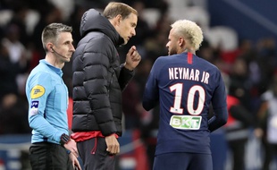 Thomas Tuchel et Neymar en discussion lors de PSG-Saint-Etienne en Coupe de la Ligue, le 8 janvier 2020.