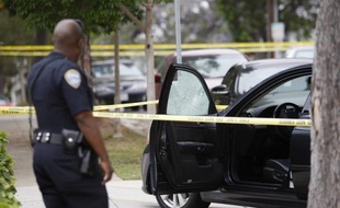 Au moins cinq personnes ont été tuées au cours de différentes fusillades près de Los Angeles qui se sont achevées avec la mort d'un suspect, abattu par la police dans la bibliothèque d'un campus universitaire, ont annoncé vendredi les autorités.