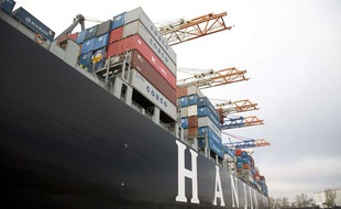 Un bateau décharge sa livraison dans le port de Rotterdam, aux Pays-Bas.