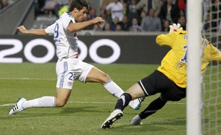 Yoann Gourcuff inscrit le 3e but lyonnais, le 27 avril 2011, au stade de Gerland.