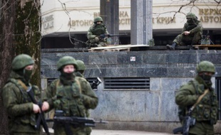 La tension monte à Simféropol, en Crimée, à cause de l'arrivée d'hommes armés, le 1er mars 2014.