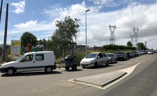Une file d'attente devant la déchetterie de Rezé, en banlieue nantaise. Vendredi 22 mai 2020.