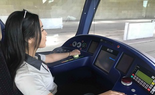Sabrine Offard, 21 ans, étudiante à l'école d'ingénieurs l'INSA, conduit des tramways depuis presque un an à Lyon.