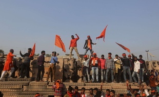 Les partisans du Conseil mondial hindou lors du rassemblement pour la construction d'un temple à Ayodhya en Inde. Le 24 novembre 2018.